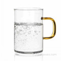 Tasse en verre à paroi simple avec poignée dorée